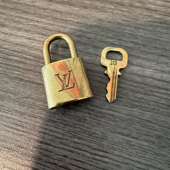 Louis Vuitton Lock and Key 312 - Picture 3 of 3